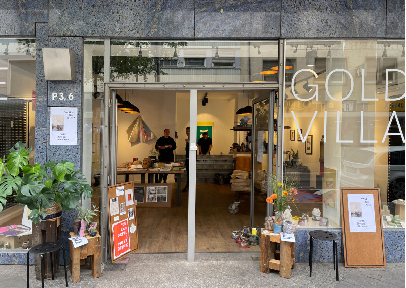 Über: The Golden Village Laden